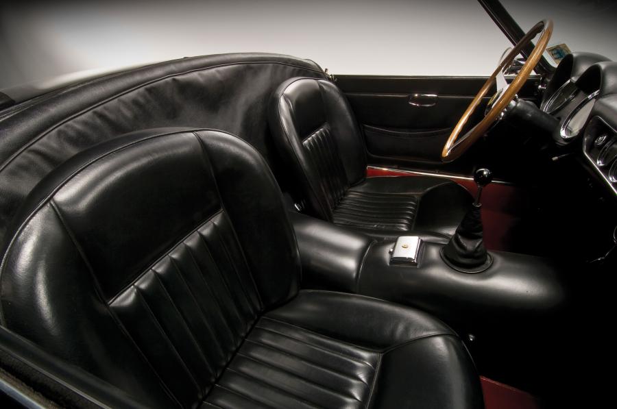 Интерьер Ferrari California Spyder 1961 года  (фото 4 из 9)